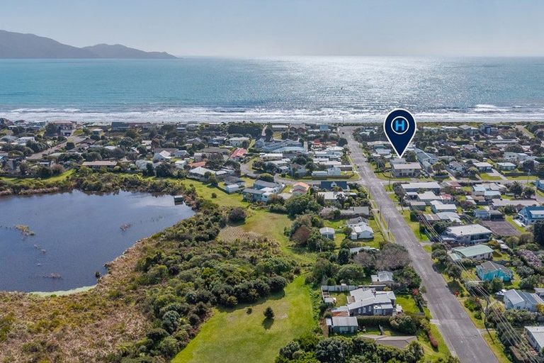 Photo of property in 13 Waimea Road, Waikanae Beach, Waikanae, 5036