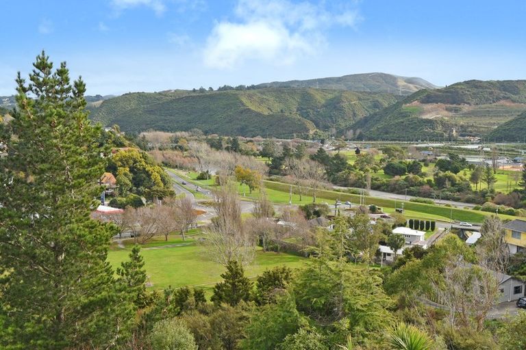 Photo of property in 32 Castle Crescent, Stokes Valley, Lower Hutt, 5019