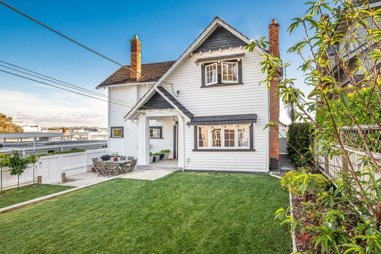 Photo of property in 5 Stanley Point Road, Stanley Point, Auckland, 0624