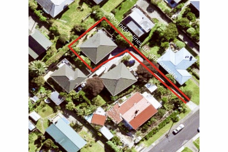 Photo of property in 2/5 Anne Road, Hillcrest, Auckland, 0627