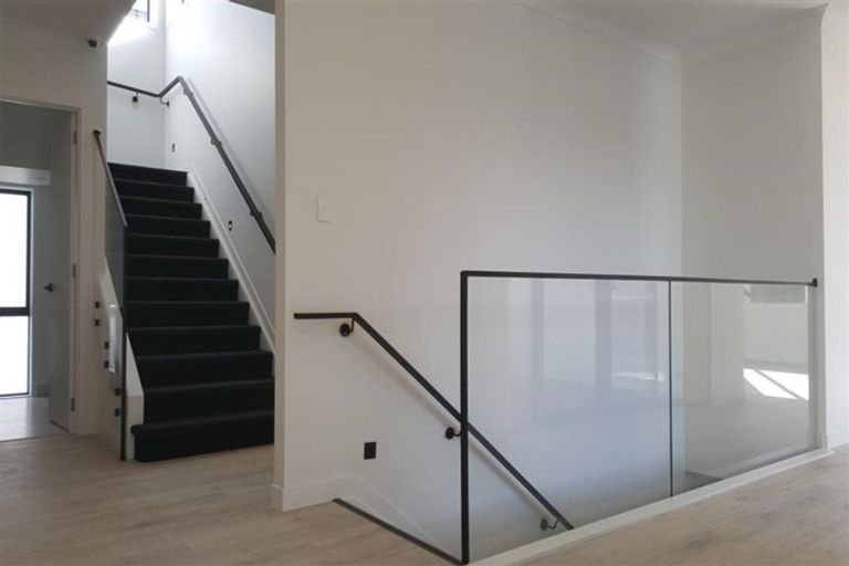 Photo of property in 8 Newport Place, Forrest Hill, Auckland, 0620