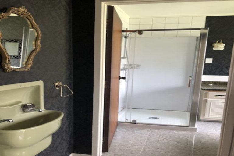 Photo of property in 194 Cliff Drive, Green Bay, Auckland, 0604