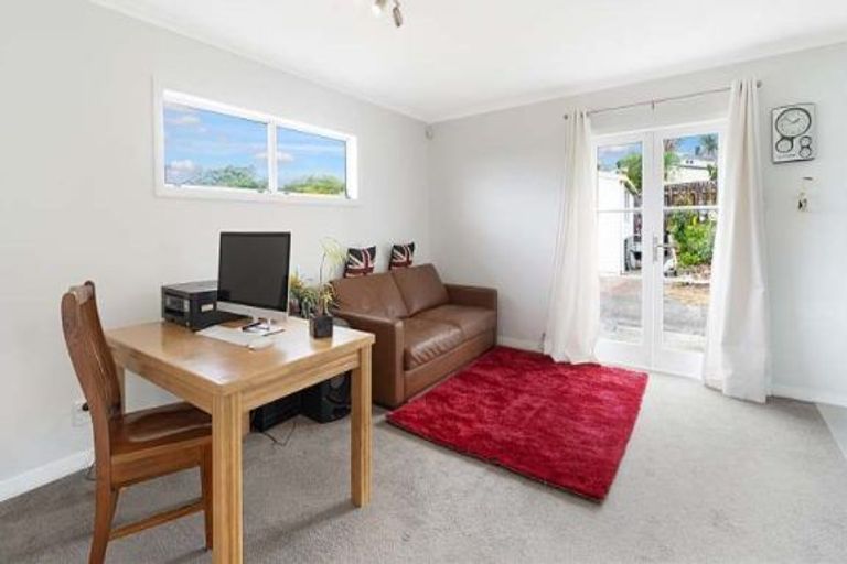 Photo of property in 42 Tiroroa Avenue, Te Atatu South, Auckland, 0610