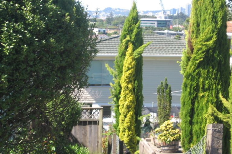 Photo of property in 2 Currey Crescent, Milford, Auckland, 0620