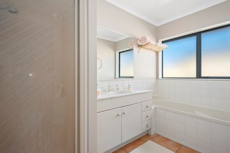 Photo of property in 17 Burnt Oak Drive, Pyes Pa, Tauranga, 3112