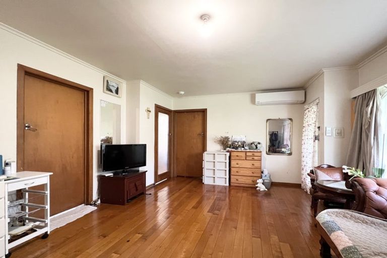 Photo of property in 1 Marsh Avenue, Forrest Hill, Auckland, 0620