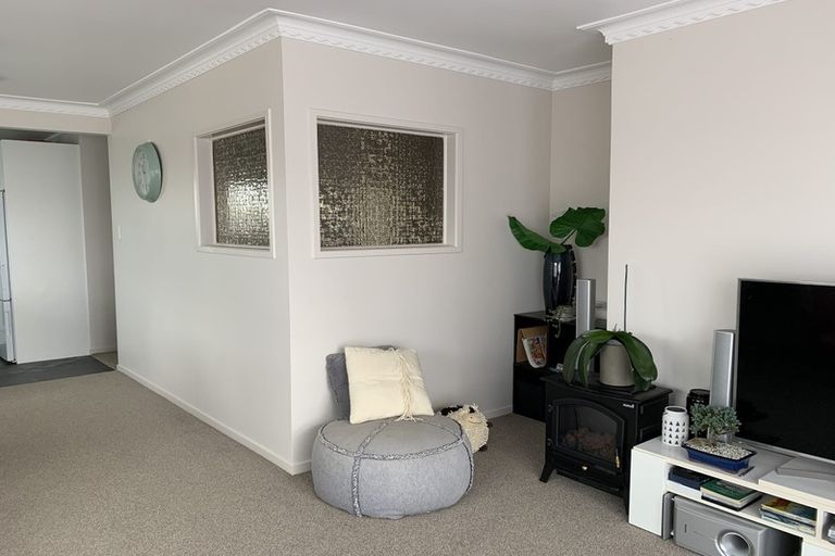 Photo of property in 2/100 Titirangi Road, New Lynn, Auckland, 0600