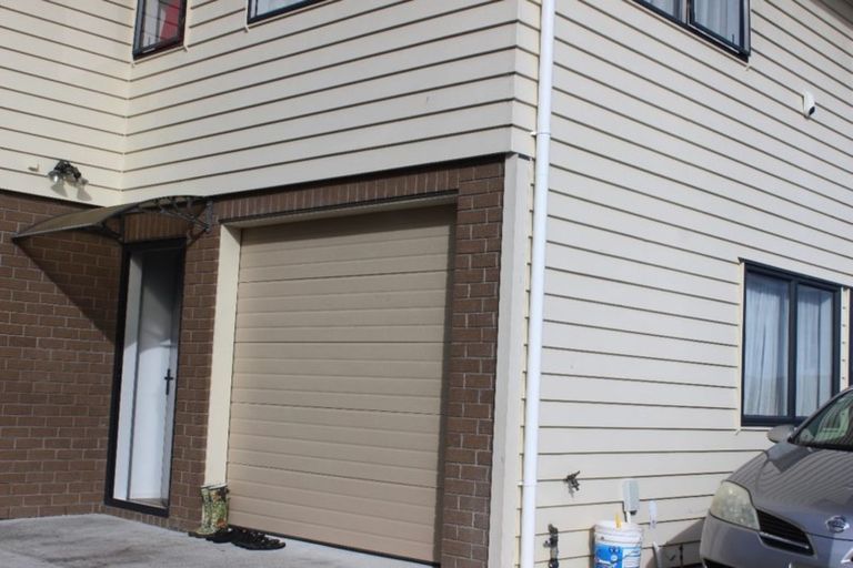 Photo of property in 28 Denver Avenue, Sunnyvale, Auckland, 0612