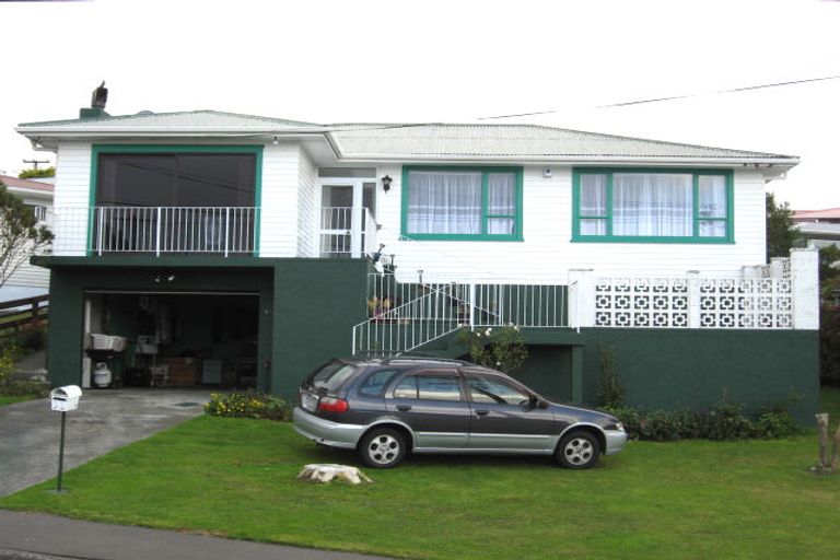 Photo of property in 22 Cotswold Crescent, Newlands, Wellington, 6037