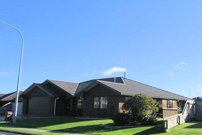 Photo of property in 124 Realm Drive, Paraparaumu, 5032