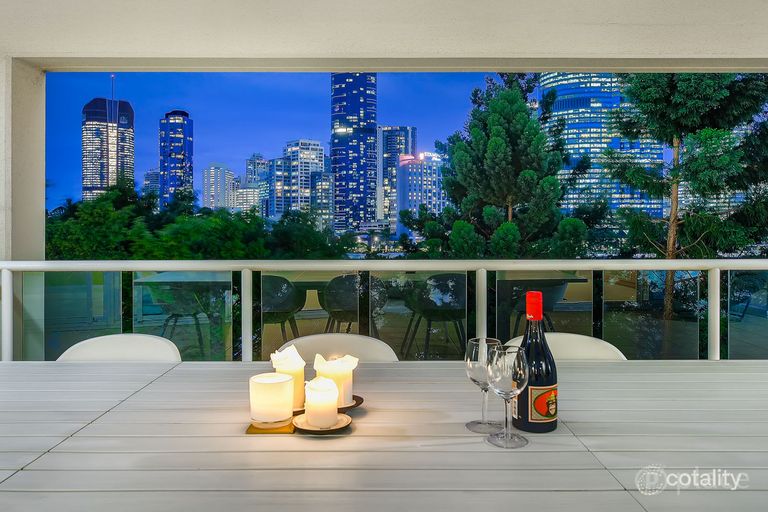 202/21 PIXLEY STREET, KANGAROO POINT QLD 4169 Sale & Rental History